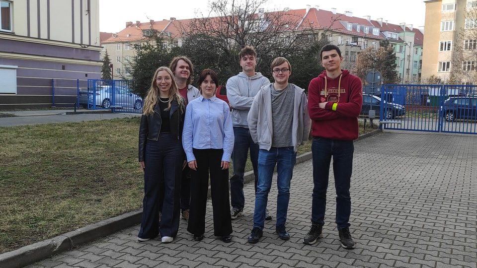 Zdjęcie grupowe zespołu PMG i przedstawicieli KN Debate Lab na kampusie